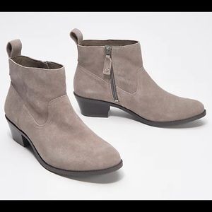 Vionic women’s boot size 8 brown